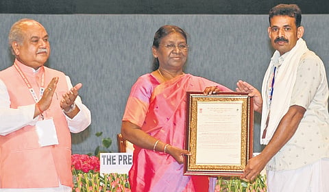 Pichan M Salim receiving National Plant Genome Saviour Award from President Droupadi Murmu