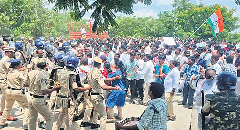Congress and BRS workers clash near BRS president K Chandrasekhar Rao’s farmhouse in Erravalli on Tuesday