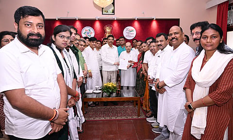 BJD delegation handing over the memorandum to Guv Hari Babu Kambhampati