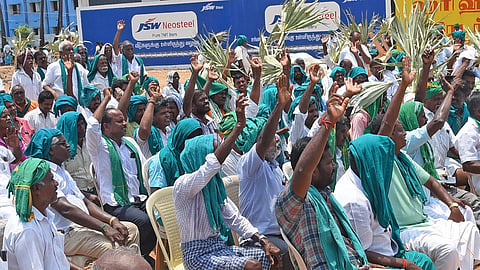 With the police denying permission to install a pandal, farmers sat under scorching heat at Samayapuram. A few protesters held palm leaves for shade