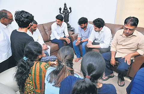IT Minister Nara Lokesh consoles the family members of former Deputy CM Alla Nani before attending the leader’s funeral in Eluru on Thursday
