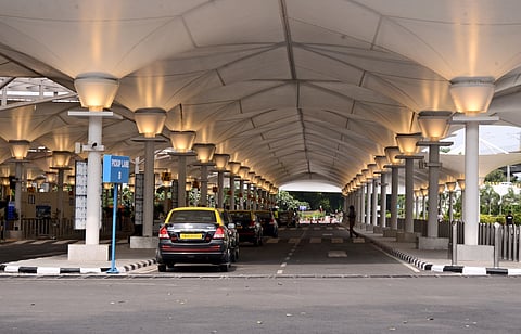 The association requested that tourist cab operators with established fleets also be permitted to use the plaza for pre-booked passenger pick-ups