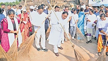 CM Majhi & H&UD min Krushna Chandra Mahapatra during the cleanliness drive on Thursday.