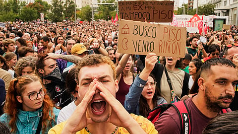 People demonstrate to demand stronger laws to protect renters in Madrid, Spain Saturday, Oct. 3, 2026. The banner reads in Spanish: "Looking for an apartment, selling a kidney".