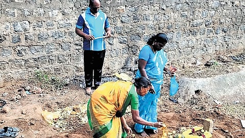 S Kalaivani and members of her team perform the final rites of
an unclaimed body in Salem