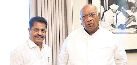UDF convener Adoor Prakash with AICC president Mallikarjun Kharge in New Delhi