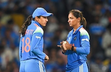 Harmanpreet Kaur (R) and Smriti Mandhana