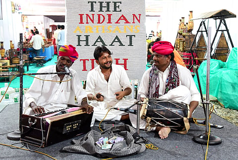 Artists spread the Kesariya charm in Kochi