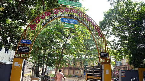 The library, established in 1898 by poet Nalam Krishna Rao, was initially named the Sri Veeresalingam Library in recognition of the support and association of social reformer Kandukuri Veeresalingam Pantulu. Poet Chilakamarti Lakshmi Narasimham also served as its president for a period.
