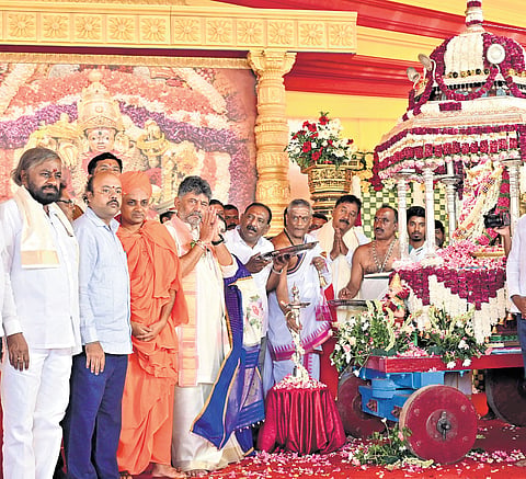 Abhinava Sri Gavisiddeshwara Mahaswamiji of Koppal Gavi Mutt, CM DK Shivakumar and others at the inauguration of Mysuru Dasara on Sunday.