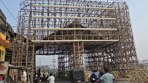 Measuring 60-feet-tall and 50-feet-wide, the welcome arch is being constructed by Hanuman Decorator of Cuttack’s Padmapur locality at a cost of Rs 20 lakh.