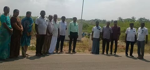 R Saravanan and P Chandrasekar donated 19 cents and 16 cents of land, respectively, to Chetti Kuttai in Kaduvettipalayam panchayat.
