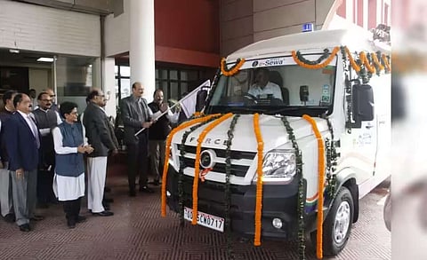 Chief Justice Harish Tandon flagged off the vans on Tuesday at the High Court premises in the presence of all judges and officials of the court.