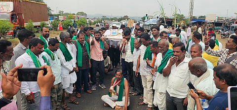 Agitating sugarcane farmers performing mock funeral of Union Ministers Pralhad Joshi and Shivraj Chauhan during their Padayatra on National Highway. on Friday