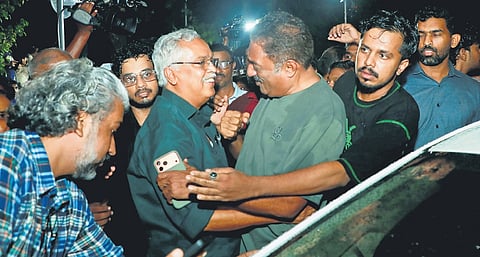 CPI state secretary Binoy Viswam greeting actor Prakash Raj who came to take part in the anti-SIR protest at Manaveeyam Veedhi on Friday | Albin Mathew
