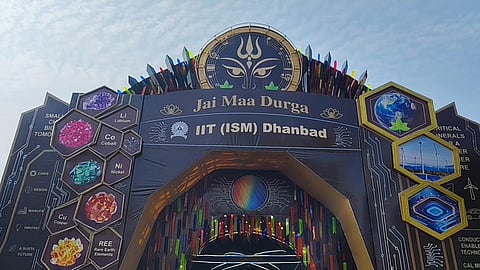 The display highlights the importance of minerals such as lithium, cobalt, nickel and copper, as well as rare earth elements, semiconductor chips and electronic circuits.