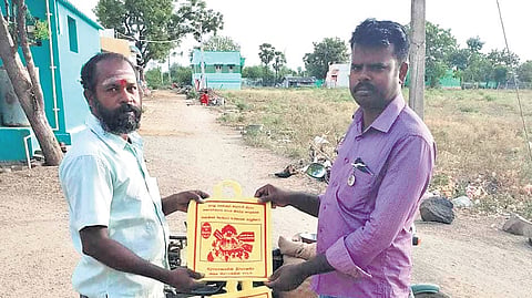 Manjappais, carrying messages on grama sabha meets’ importance, distributed to encourage participation in Vellur in 2018