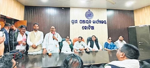 OPCC chief Bhakta Charan Das and other leaders at Kotia gram panchayat office