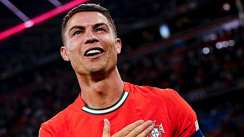 Cristiano Ronaldo, പോർച്ചുഗീസ് ഫുട്ബോൾ ലെജൻഡും ഗോളടി വീരനുമായ ക്രിസ്റ്റ്യാനോ റൊണാൾഡോ അൽ നസറിനൊപ്പം തന്നെ തുടരും. 2027 വരെയാണ് സൂപ്പർ താരം അൽ നസറുമായുള്ള കരാർ പുതുക്കിയത്.