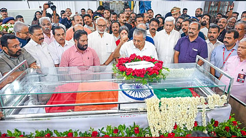 വിഎസിന് അന്ത്യാഭിവാദ്യം അർപ്പിക്കുന്ന പിണറായി വിജയൻ Image: Facebook