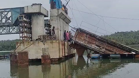 തകർന്നു വീണ തോരായിക്കടവ് പാലത്തിന്റെ ഒരു ഭാഗം