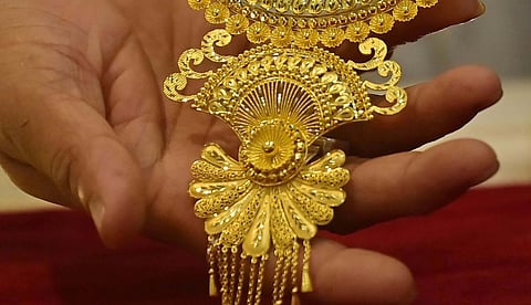 കുതിച്ച് സ്വര്ണവില, ഒറ്റ ദിവസം കൊണ്ട് വര്ധിച്ചത് 600 രൂപ; പവന് വീണ്ടും 82,000 കടന്നു