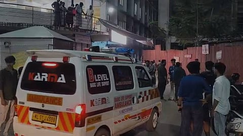 ആലപ്പുഴയിൽ അച്ഛനെ മകൻ വെട്ടിക്കൊന്നു;
അമ്മ ഗുരുതരാവസ്ഥയിൽ