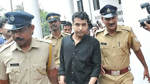 വാഹനത്തിൽ ഇരുന്ന് പൾസർ സുനി വിളിച്ച ശ്രീലക്ഷ്മി ആരാണ്? ഇവരെ എന്തുകൊണ്ട് സാക്ഷിയാക്കില്ല? വിചാരണ കോടതിയുടെ ചോദ്യങ്ങൾ