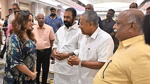 സര്ക്കാരിന്റെ ക്രിസ്മസ് വിരുന്നില് അതിഥിയായി ഭാവന; ചിത്രം പങ്കുവച്ച് മന്ത്രി വി. ശിവന്കുട്ടി