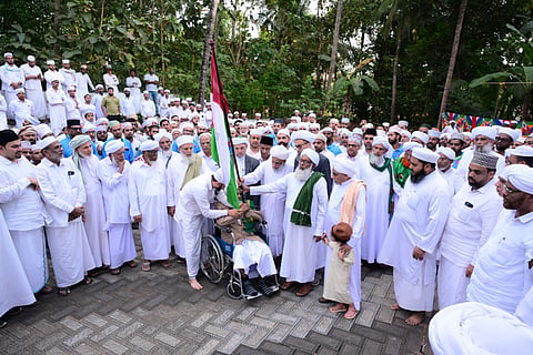 സമസ്ത ശതാബ്ദി സന്ദേശ യാത്രയില് ഭിന്നത, പതാക കൈമാറ്റം പാണക്കാട് നടത്താത്തതില് അതൃപ്തി; ബഹിഷ്കരിച്ച് ലീഗ് അനുകൂലികള്