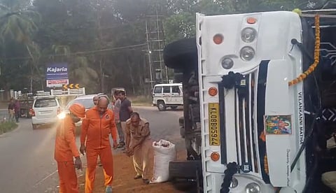ഇടുക്കിയില് ശബരിമല തീര്ഥാടകര് സഞ്ചരിച്ച ബസ് മറഞ്ഞു; 12 പേര്ക്ക് പരിക്ക്