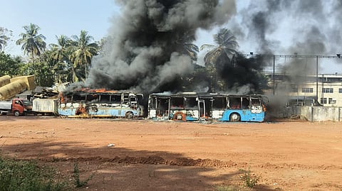 മലപ്പുറത്ത് കൊണ്ടോട്ടി-എയര്പോര്ട്ട് റോഡിന് സമീപം തീപിടിത്തം, നാല് ബസുകള് കത്തി നശിച്ചു