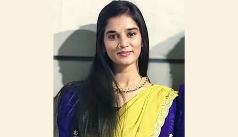 അവസാന സന്ദേശം അയച്ചത് അമ്മയ്ക്ക്; 21കാരിയായ യൂട്യൂബര് ഹൈദരാബാദില് ജീവനൊടുക്കിയ നിലയില്