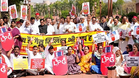 Rahul Gandhi raised LPG shortage issue in parliament