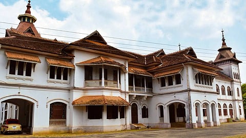 അതീവ സുരക്ഷ തകര്ത്ത് 2 കോടിയുടെ ആഭരണം മോഷ്ടിച്ചത് ആര്? കവടിയാര് കൊട്ടാരത്തിലെ മോഷണം അന്വേഷിക്കാന് പ്രത്യേക സംഘം
