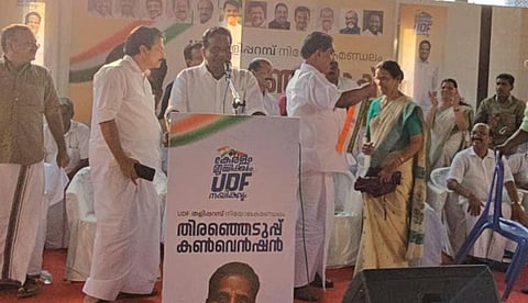 ടി.കെ. ഗോവിന്ദന്റെ തെരഞ്ഞെടുപ്പ് കണ്വെന്ഷന് വേദിയില് സിപിഐഎം ശ്രീകണ്ഠാപുരം ഏരിയ കമ്മിറ്റി അംഗമായ ഭാര്യ രമണിയും