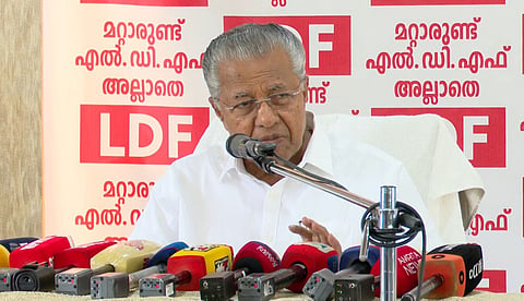 "പ്രസംഗിക്കുന്നതിനിടെയാണോ ചോദ്യം ചോദിക്കേണ്ടത്? മര്യാദ പാലിച്ചില്ല"; 'വീട്ടില് പോയി ചോദിക്കൂ' പ്രതികരണത്തില് മുഖ്യമന്ത്രി