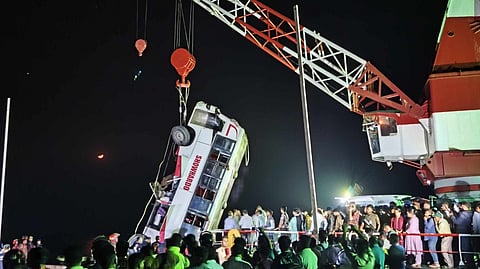 ബംഗ്ലാദേശിൽ 40 യാത്രക്കാരുമായി പുറപ്പെട്ട ബസ് നദിയിലേക്ക് മറിഞ്ഞു; 23 പേർ മരിച്ചതായി റിപ്പോർട്ട്