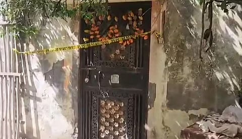 യുപിയില് വീട്ടില് കണ്ടെത്തിയ സ്ത്രീയുടെ അസ്ഥികൂടത്തിന് നാല് മാസം പഴക്കം, ദുര്ഗന്ധം ഒഴിവാക്കാന് പെര്ഫ്യൂം ഉപയോഗിച്ച് പിതാവ്; ദുരൂഹത