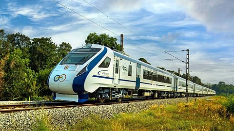 രാജ്യത്തെ ഏറ്റവും കൂടുതല് ആളുകയറുന്ന 10 വന്ദേഭാരതുകളില്
4 എണ്ണവും കേരളത്തിൽ ഓടുന്നത്