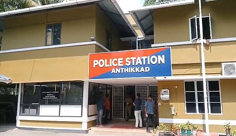 ക്രിമിനല് കേസുകളില് പ്രതിയായ യുവാവിന്റെ വിവാഹത്തില് പങ്കെടുത്തു; അന്തിക്കാട് സ്റ്റേഷനിലെ രണ്ട് പൊലീസുകാര്ക്ക് സസ്പെന്ഷന്