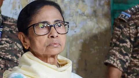 മമത പുറത്ത്; ബംഗാൾ മന്ത്രിസഭാ പിരിച്ച് വിട്ട് ഗവർണർ