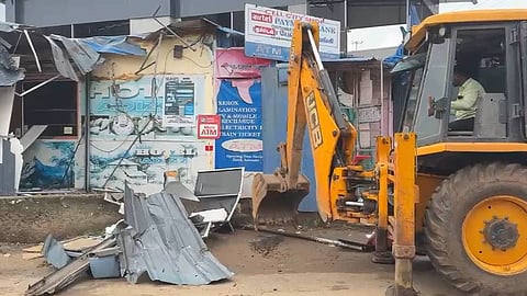 Pooppara Panniyar River encroachers evacuated