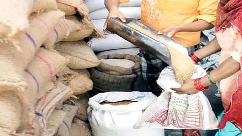 സംസ്ഥാനത്ത് റേഷന് വിതരണം സ്തംഭിച്ചു; ആധാര് സെർവർ പ്രവർത്തനം നിലച്ചത് പ്രതിസന്ധി