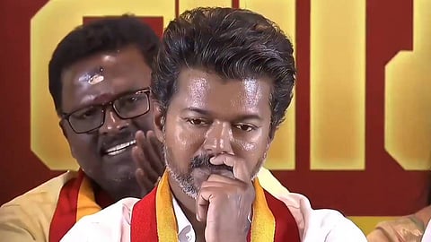 വീണ്ടും ട്വിസ്റ്റ്; രണ്ട് എംഎൽഎമാരുടെ കുറവുണ്ട്; വിജയ്യുടെ സത്യപ്രതിജ്ഞ അനിശ്ചിതത്വത്തില്