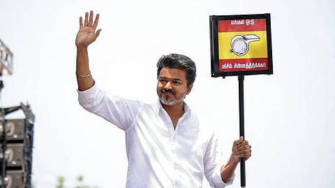 ഒടുവിൽ കേവല ഭൂരിപക്ഷത്തിലേക്ക് ടിവികെ; ഇടതു പാർട്ടികൾ പിന്തുണയറിയിച്ചു