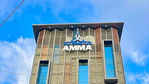 ശമ്പളം അടക്കം തടഞ്ഞുവെച്ചെന്ന് യുവാവ്; 'അമ്മ'യുടെ ഓഫീസിൽ വീണ്ടും തൊഴിൽ പീഡനപരാതി