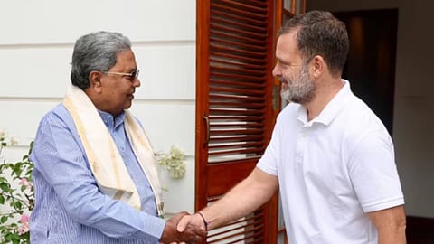 Siddaramaiah meets Rahul Gandhi