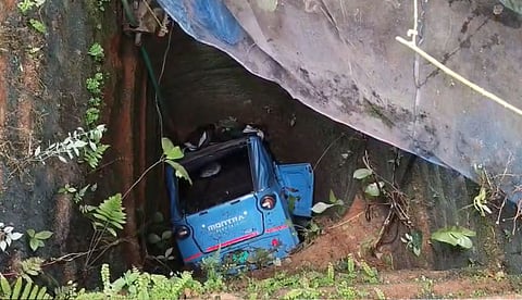കളിക്കുന്നതിനിടെ ഓട്ടോ സ്റ്റാര്ട്ടായി; നിയന്ത്രണം വിട്ട ഓട്ടോറിക്ഷയും മൂന്ന് വയസുകാരിയും കിണറ്റില് വീണു
