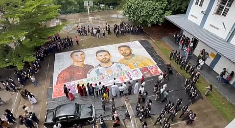 ഫുട്ബോൾ താരങ്ങളുടെ മുഖം തീർത്തത് സോഡാ കുപ്പിയുടെ അടപ്പുകളിലൂടെ; വിദ്യാർഥികളുടെ കരവിരുതിലൂടെ പരിസ്ഥിതി സംരക്ഷണ സന്ദേശം